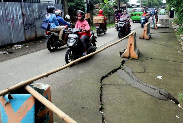 sejumlah-pengendara-melintasi-jalan-yang-longsor-di-jalan-raya-_160311153914-980