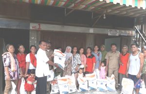 Ratusan Warga Desa Tempirai Utara Serbu Beras Gratis