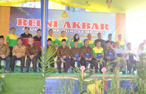 Momen Reuni Akbar Alumni SMP PGRI Tempirai Tebar Gerakan Seribu Buku