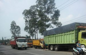 Maraknya Kendaraan Ekspedisi Terparkir Disepanjang Bahu Jl. Raya Serang, Diduga Milik PT. Pokphand