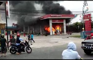 SEBUAH MOBIL TERBAKAR DI SPBU