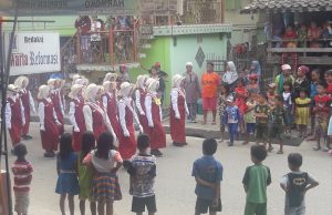 ANTUSIAS WARGA DESA TEMPIRAI SAKSIKAN LOMBA GERAK JALAN
