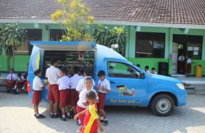 ANTUSIAS SISWA SDN 02 BLIMBING MEMBACA BUKU