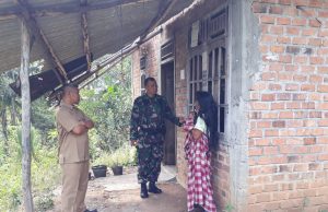 Pemerintah Desa Dan Babinsa Desa Tegal Rejo Mendatangi Warganya Yang Depresi