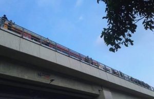 Penumpang LRT Palembang Jalan Kaki di Rel, Hal ini Penyebabnya