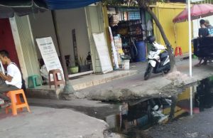 Luapan Drainase Kawasan PTM Prabumulih ,Keluarkan Bau Busuk