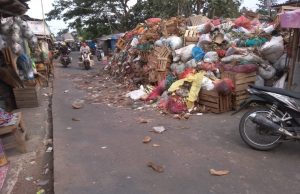 Sampah Menggunung Mengganggu arus lalulintas dan Menimbulkan Aroma tak sedap