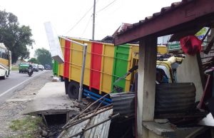 Diduga Ngantuk Truk Hantam Rumah