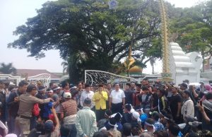 Ratusan Warga Cinangka Gelar Aksi Demo Di Depan Kantor DPRD menolak Ijin PT CIF