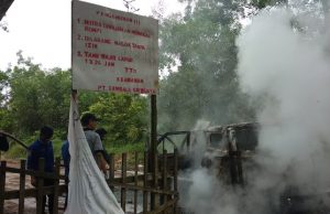 Fortuner Terbakar Jadi Tontonan Warga