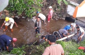 Limbah Minyak Pertamina Cemari Sungai Kelekar