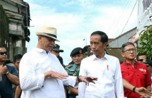Presiden RI Joko Widodo meninjau penanganan pasca bencana tsunami yang menerjang pantai di sekitar Selat Sunda