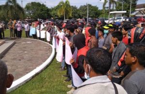 Giliran Angkutan Truk Kayu Didemo