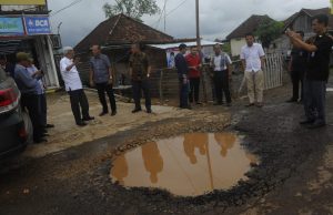 “Wagub Tinjau Ruas Jalan Provinsi Penghubung OI-OKU” Mawardi Yahya : Pemerintah Provinsi Sumatera Selatan Alokasikan dana sebesar Rp 160 Milar