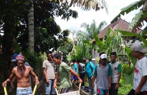 Melalui Dana CSR Jalan TPU Karsel Di Cor