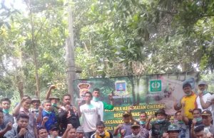 Ciptakan Lingkungan Bersih Kecamatan Cikeusal Gotong Royong Buang Sampah