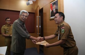 Wagub Serahkan SK Pejabat Eselon Pada Biro Pengadaan Barang/Jasa