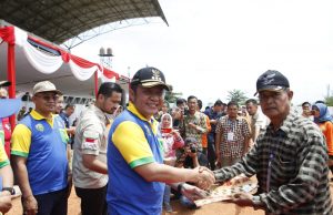 Kunker ke Muara Enim, Herman Deru Bagikan 2.177 Sertifikat ke Warga