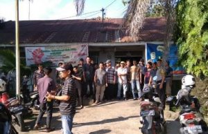Puluhan Warga Duduki Kantor Lurah Terkait Pemecatan Ketua RW 01