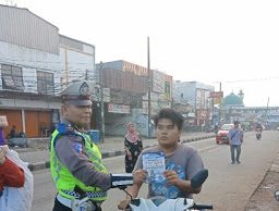 Anggota Kapos lalulintas Pasar Cikupa Polresta Tangerang Kota Berikan Himbauan Kepada Pengendara Yang Tidak Tertib Berlalulintas