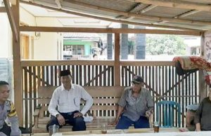 Sampaikan Pesan Kamtibmas Melalui DDS, Bhabinkamtibmas Polsek Balaraja Sambangi Rumah Kepala Desa Perkuat Tali Silaturahmi