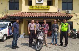Kapolsek Kawasan Muara Baru Serahkan Barang Bukti Sepeda Motor Kepada Pemiliknya