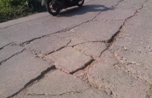 Warga Desa Munjul Solear Minta Jalan Rusak Segera Diperbaiki