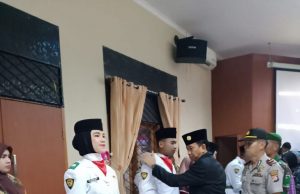 Camat Jayanti H CR Inton Kukuhkan 32 Pasukan Pengibar Bendera