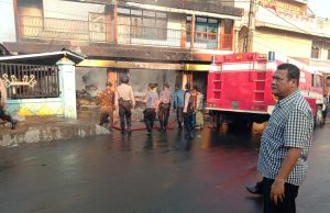 Ruko Pasar Kotabumi Terbakar, Personil Polres Lampung Utara Bantu Padamkan Api Dengan Water Canon
