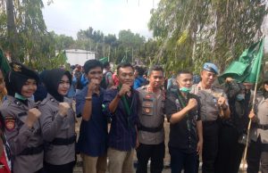 Aksi Damai HMI Berjalan Kondusif, Kapolres Lampung Utara Bagikan Air Mineral