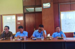 Puluhan Warga Pelanggan PDAM PT. Tirta Al-Bantani Padarincang Sambangi PDAM Serang