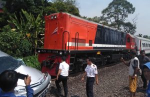 Diduga Mogok, KA Serelo Seruduk Avanza