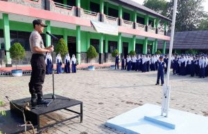 Kasat Binmas Polresta Tangerang Pimpin Upacara Pembinaan di SMPN 5 Solear