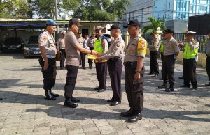 Kapolsek Berikan Penghargaan Reward Kepada Anggotanya
