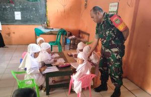 Jadi Guru Sementara, Babinsa Koramil 02/18 Ajarkan Sikap Toleran ke Siswa SD