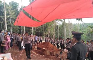 Kapolres Lampung Utara Pimpin Upacara Pemakaman Brigadir Imam Rasyid