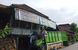 Bangkai Truck Akibat Laka Sudah Satu Tahun Belum di Evakuasi dari Rumah Warga