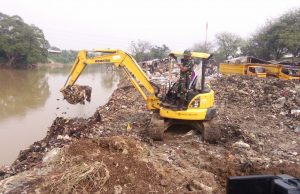 DLHK Bersihkan Sampah di Bantaran Sungai Cisadane