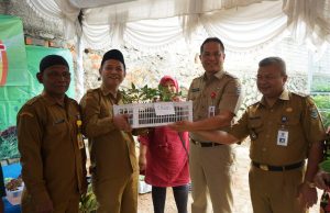 Camat Cisoka Berikan Bantuan 150 Bibit Sayur-mayur Kepada 10 Desa