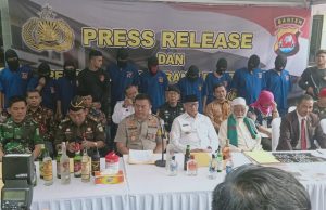 Sebanyak 33.168 Botol Miras Berbagai Merk Dimusnahkan Polda Banten