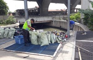 Partisipasi Polri Menjaga Kebersihan Kawasan Sekitar PT JICT PTP Pasca Banjir