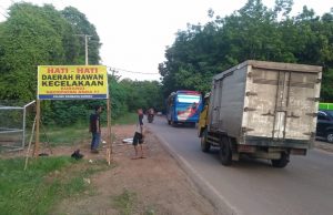 Polisi Pasang Spanduk Himbauan Daerah Rawan Lakalantas
