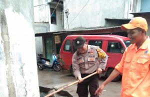 Bhabinkamtibmas Polsek KSK Melaksanakan Kerja Bakti Membersihkan Saluran Air