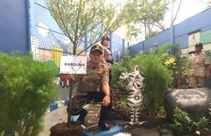 Polres Pelabuhan Tanjung Priok Galakan Penghijauan Tanam Pohon di Area Parkir