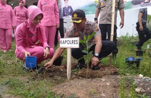 Polri Peduli Penghijauan, Kapolres Muara Enim Ajak Jajarannya Tanam Pohon
