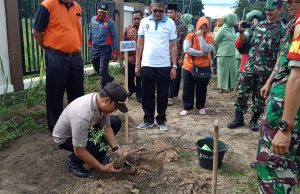 Kapolsek Gelumbang Giat Tanam Pohon Untuk Sumber Oksigen