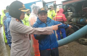 Polsek Sunda Kelapa Berikan Bantuan Pompa Air Kepada Korban Banjir di Muara Angke