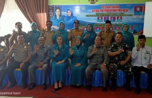 Isyana Lonitasari Popo Melantik dan Mengambil Sumpah TP- PKK Tingkat Desa