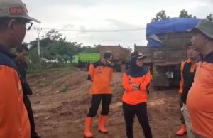 Bupati Lebak Ngamuk, Marahi Sopir Truk Fuso Tanah Melintas Akibatkan Jalan Rusak
