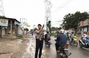 Berikan Kenyamanan Masyarakat Ditsamapta Polda Banten Rutin Atur lalulintas Pagi Hari